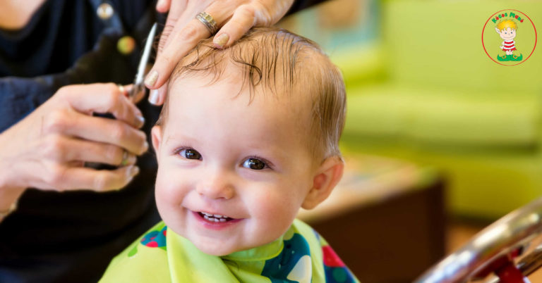 boldog kisgyerek első hajvágás hajvágáshoz szoktatás